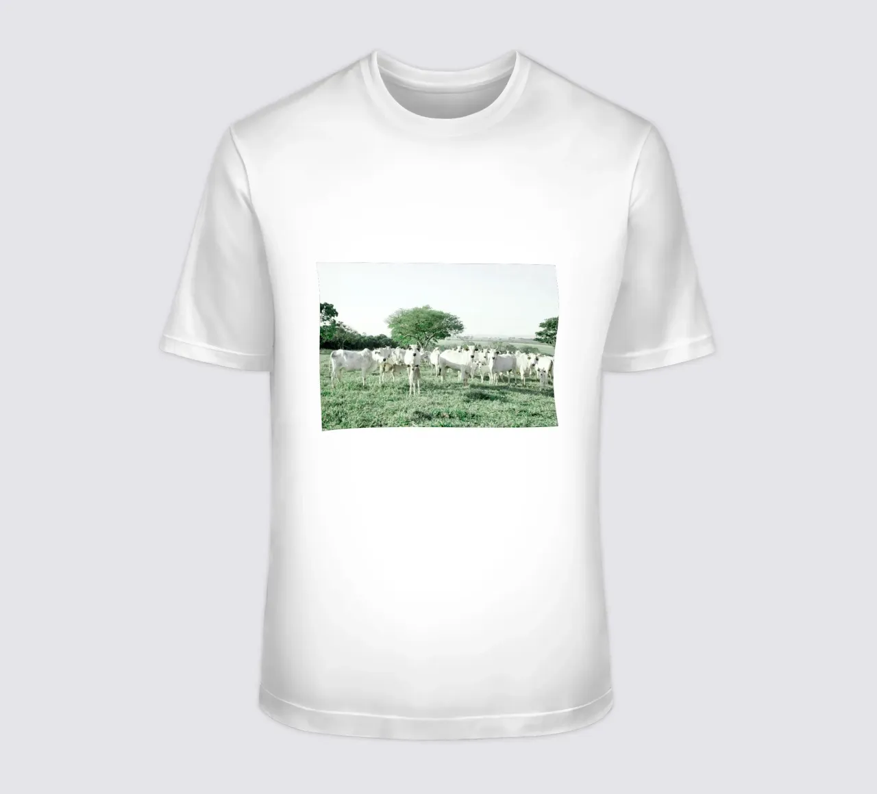 Mucche bianche in un campo verde t-shirt da KISSA STUDIO