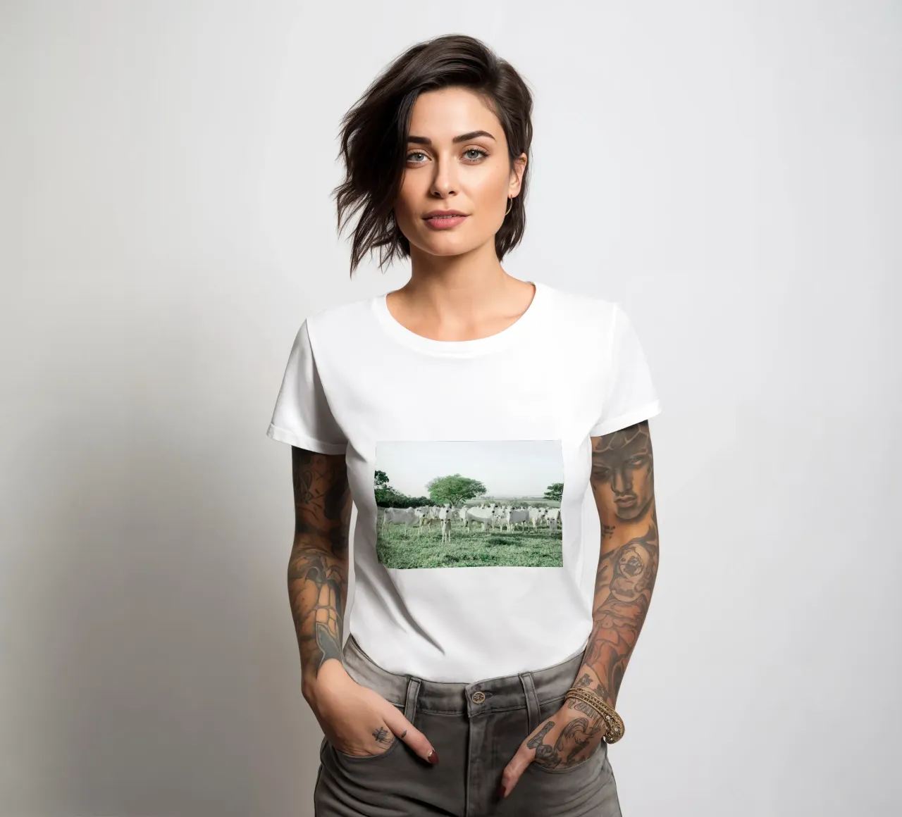 Mucche bianche in un campo verde t-shirt da donna da KISSA STUDIO