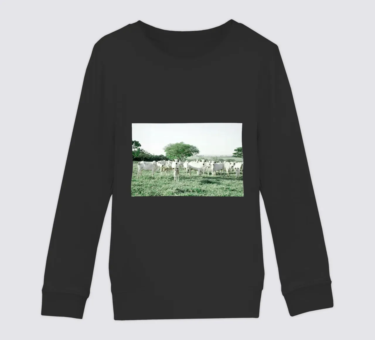 Mucche bianche in un campo verde felpa bambino da KISSA STUDIO