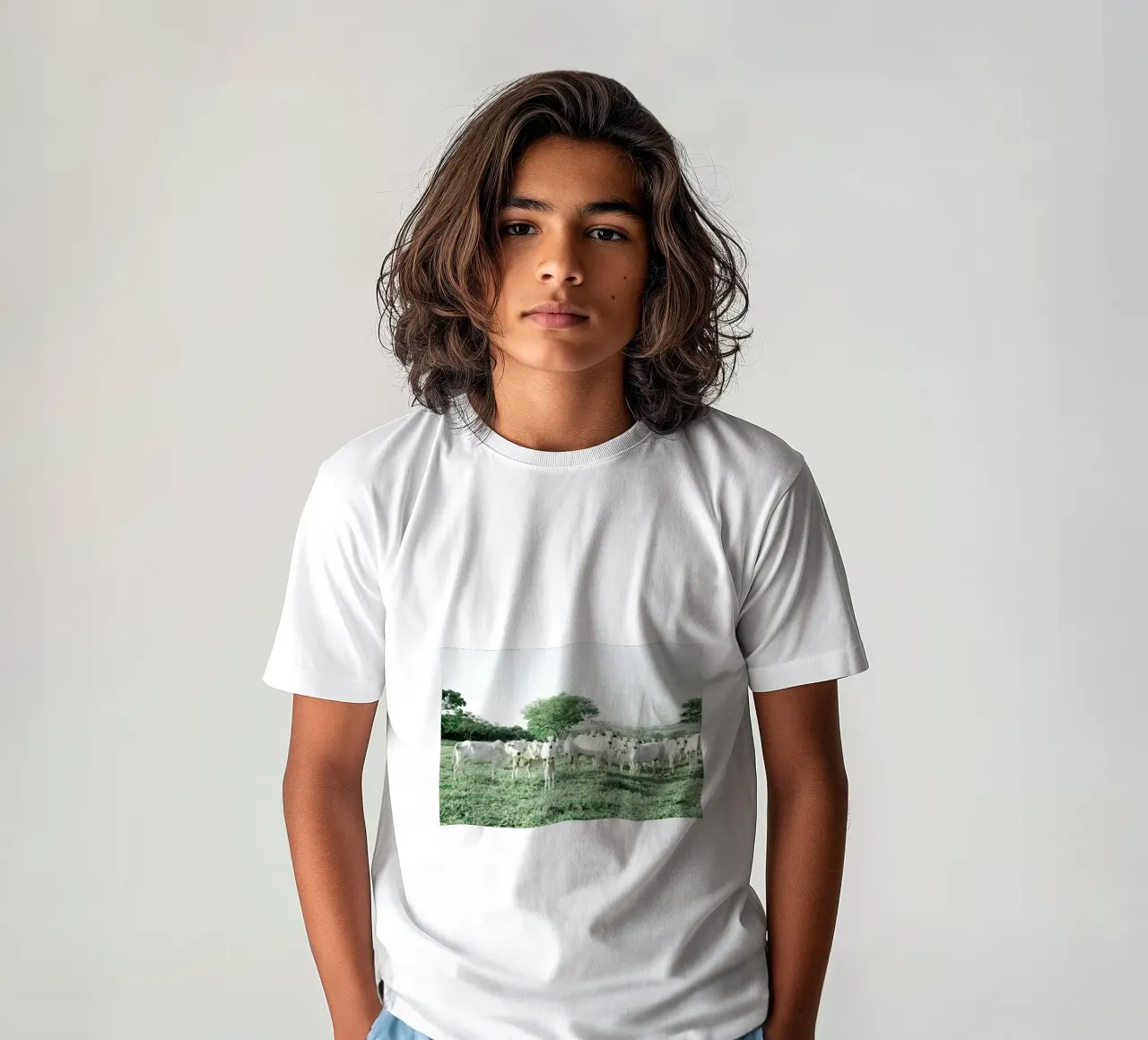 Mucche bianche in un campo verde t-shirt bambini da KISSA STUDIO