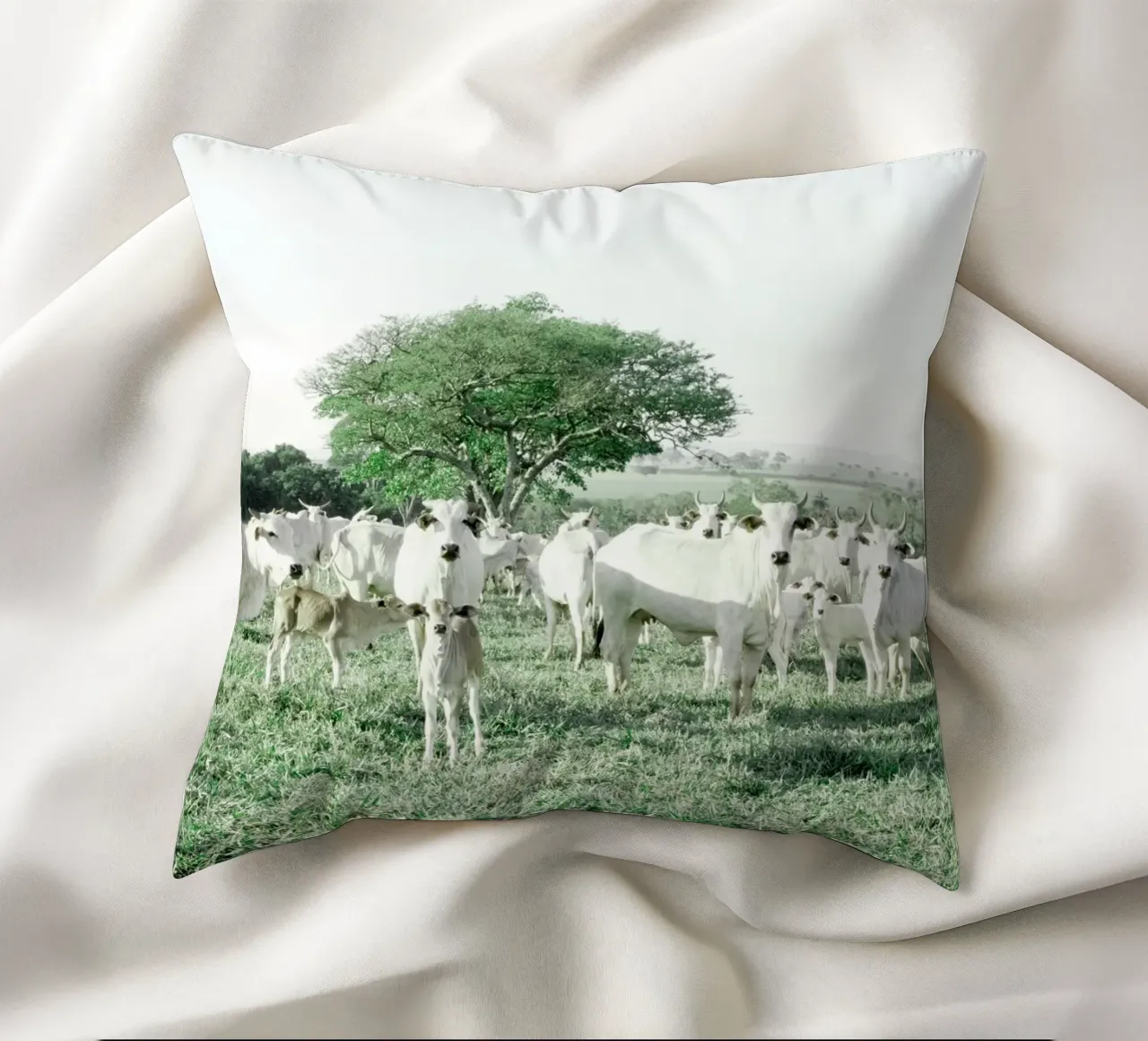 Mucche bianche in un campo verde cuscino da KISSA STUDIO