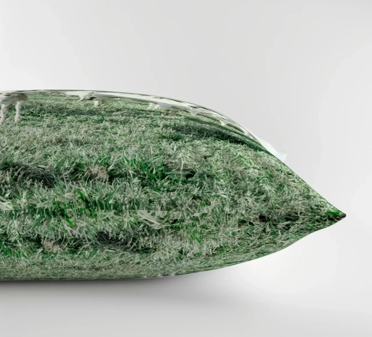 Mucche bianche in un campo verde cuscino da KISSA STUDIO