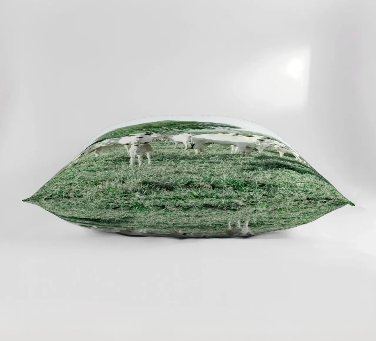 Mucche bianche in un campo verde cuscino da KISSA STUDIO