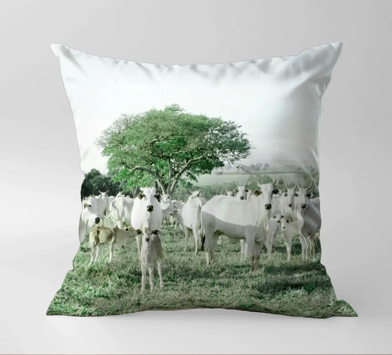 Mucche bianche in un campo verde cuscino da KISSA STUDIO