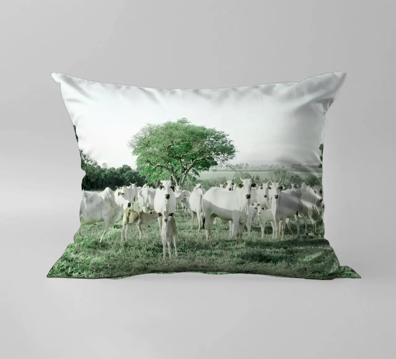 Mucche bianche in un campo verde cuscino da KISSA STUDIO