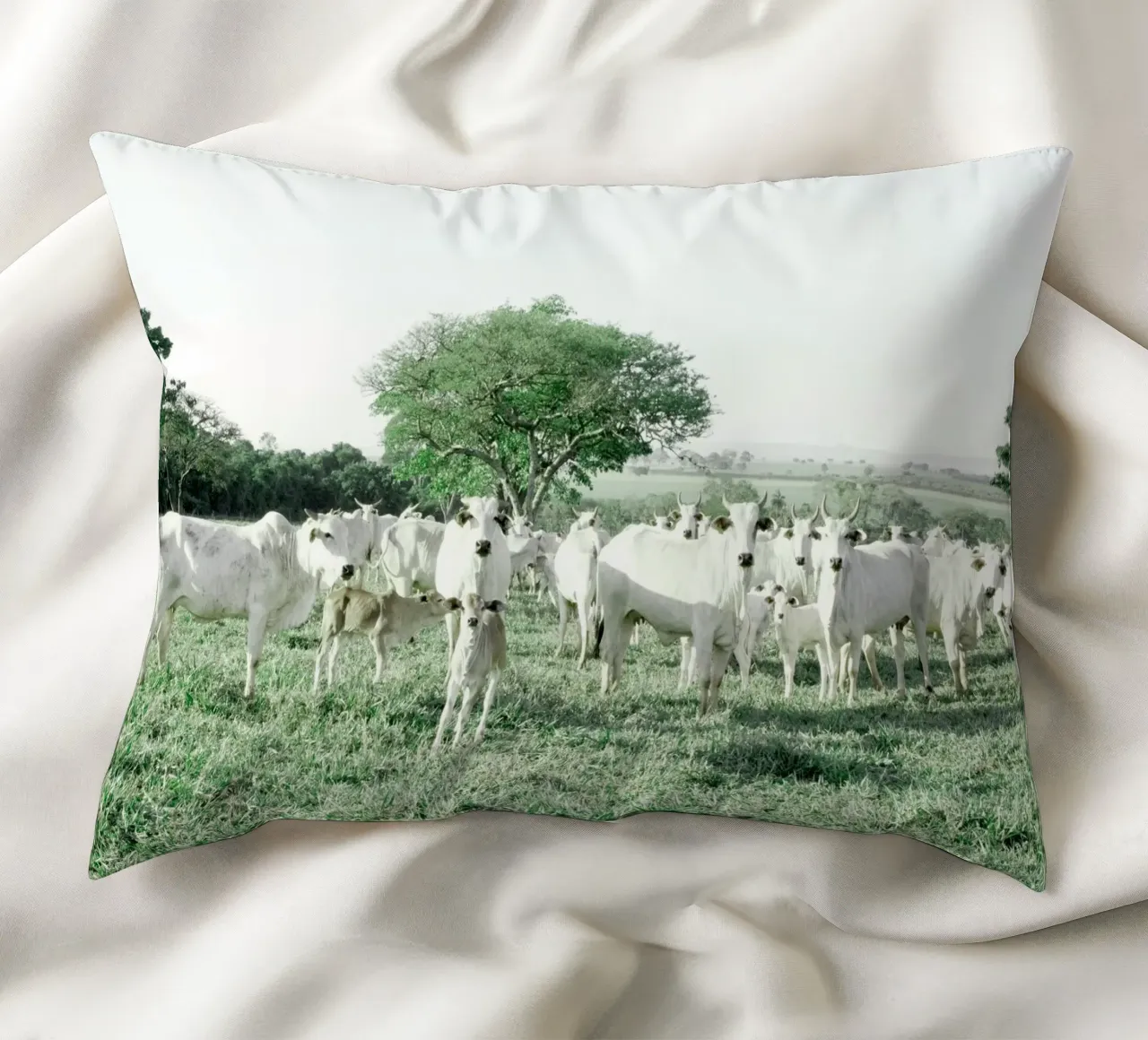 Mucche bianche in un campo verde cuscino da KISSA STUDIO