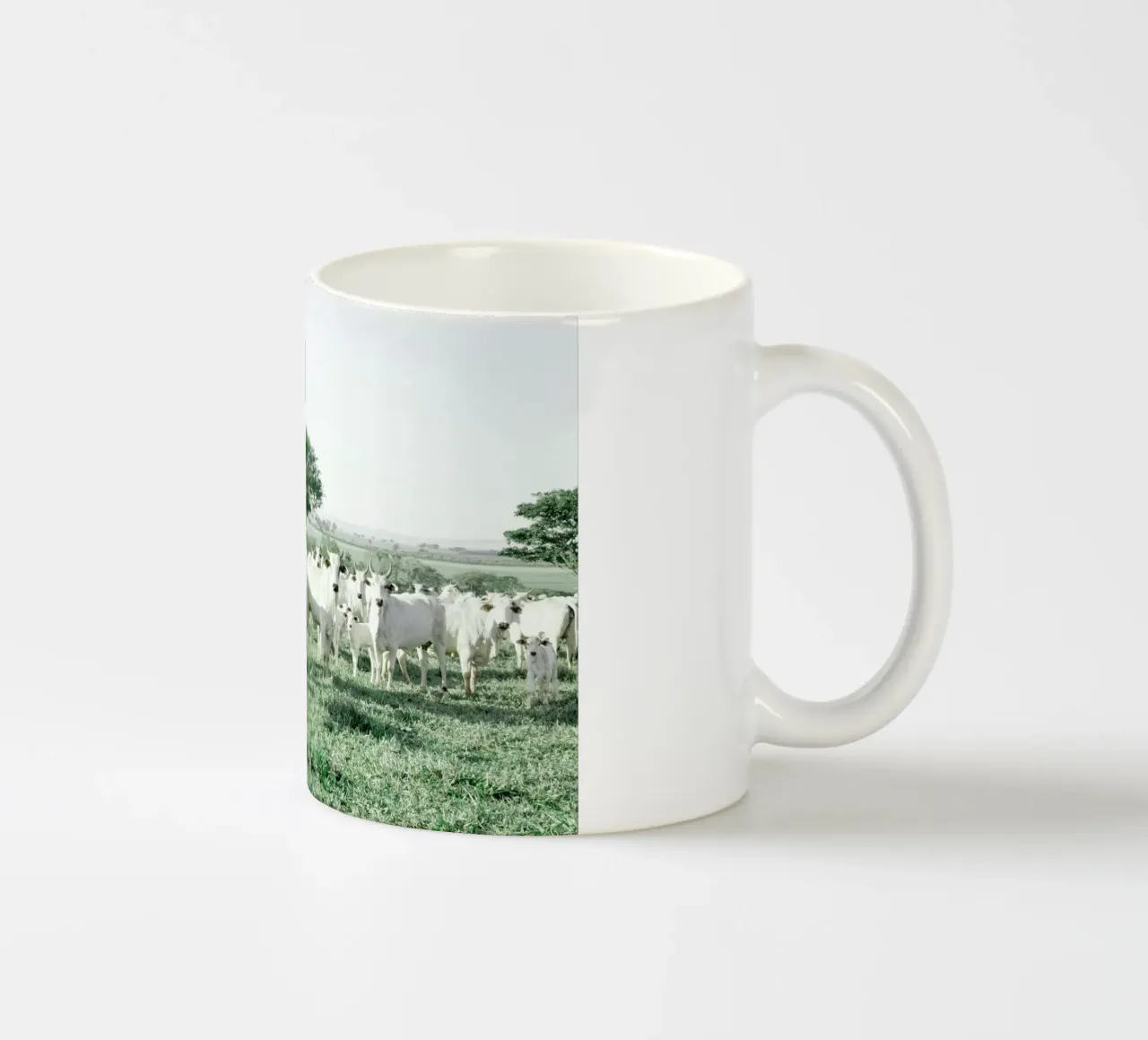 Vaches blanches dans un champ vert mug en céramique de KISSA STUDIO