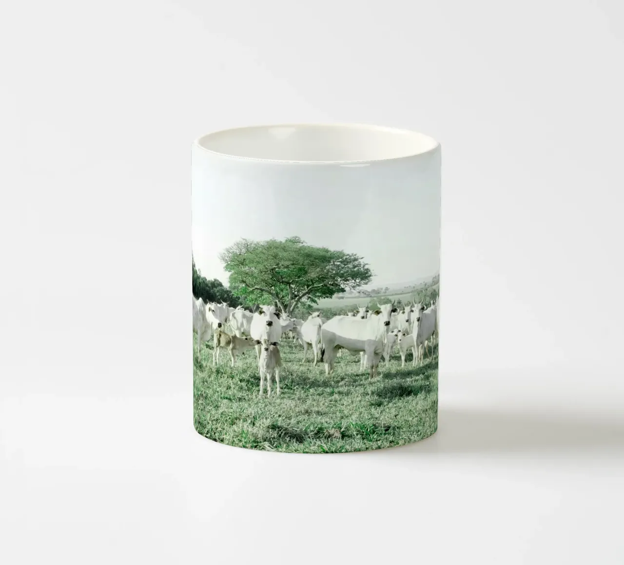 Vaches blanches dans un champ vert mug en céramique de KISSA STUDIO