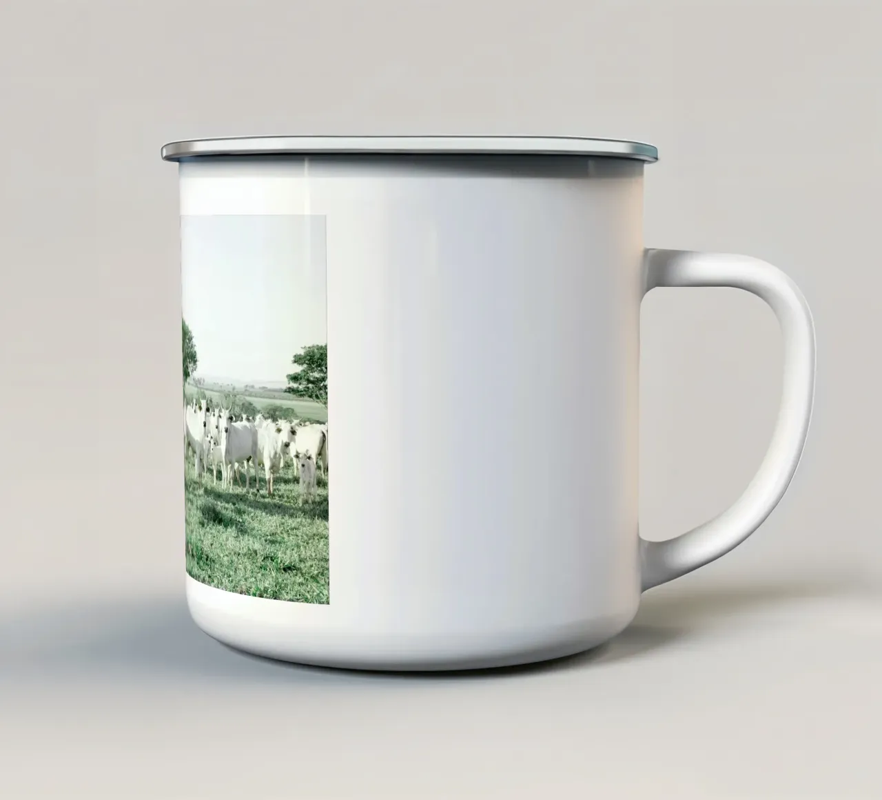 Vaches blanches dans un champ vert mug en émail de KISSA STUDIO