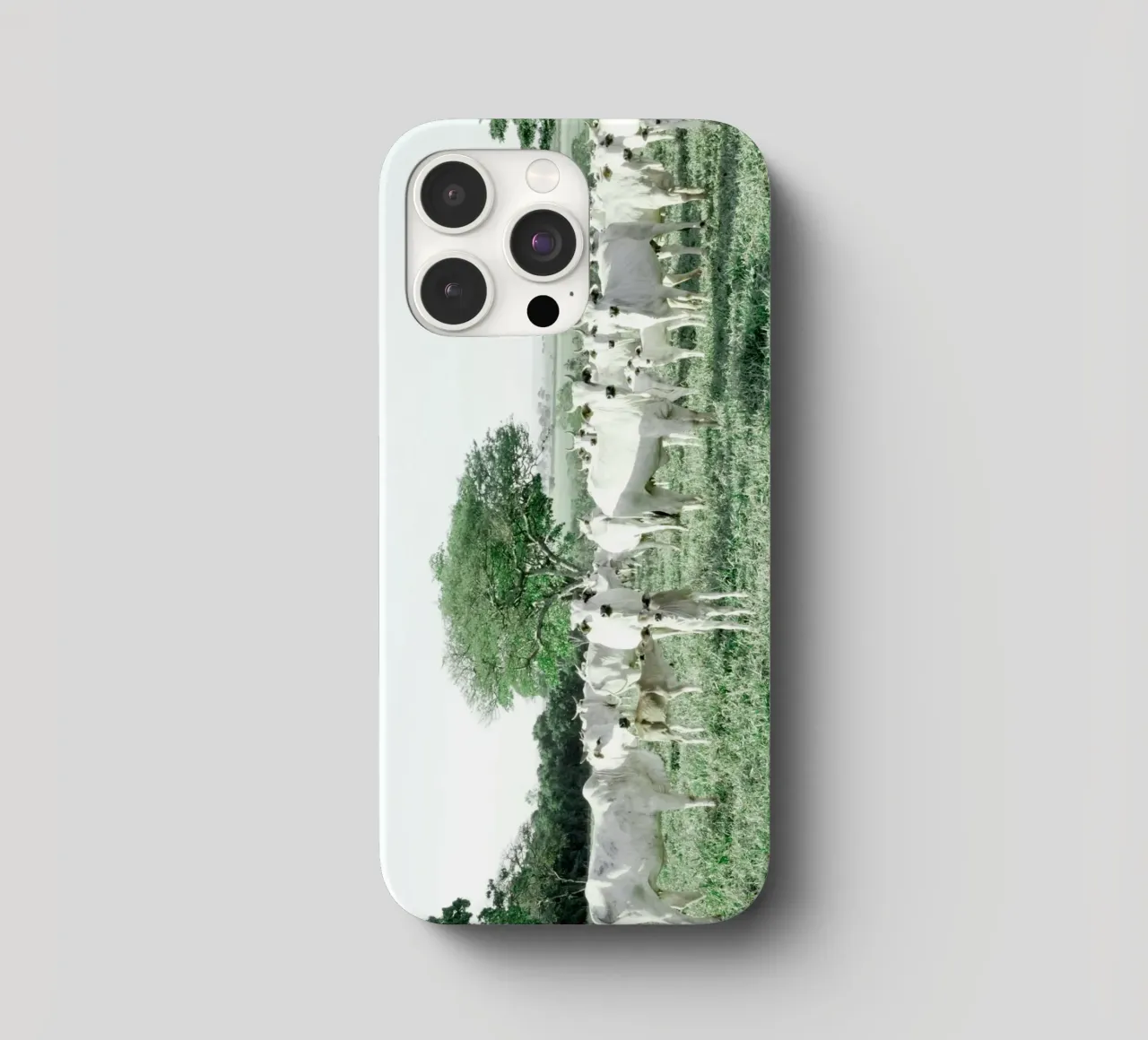 Mucche bianche in un campo verde cover iphone da KISSA STUDIO