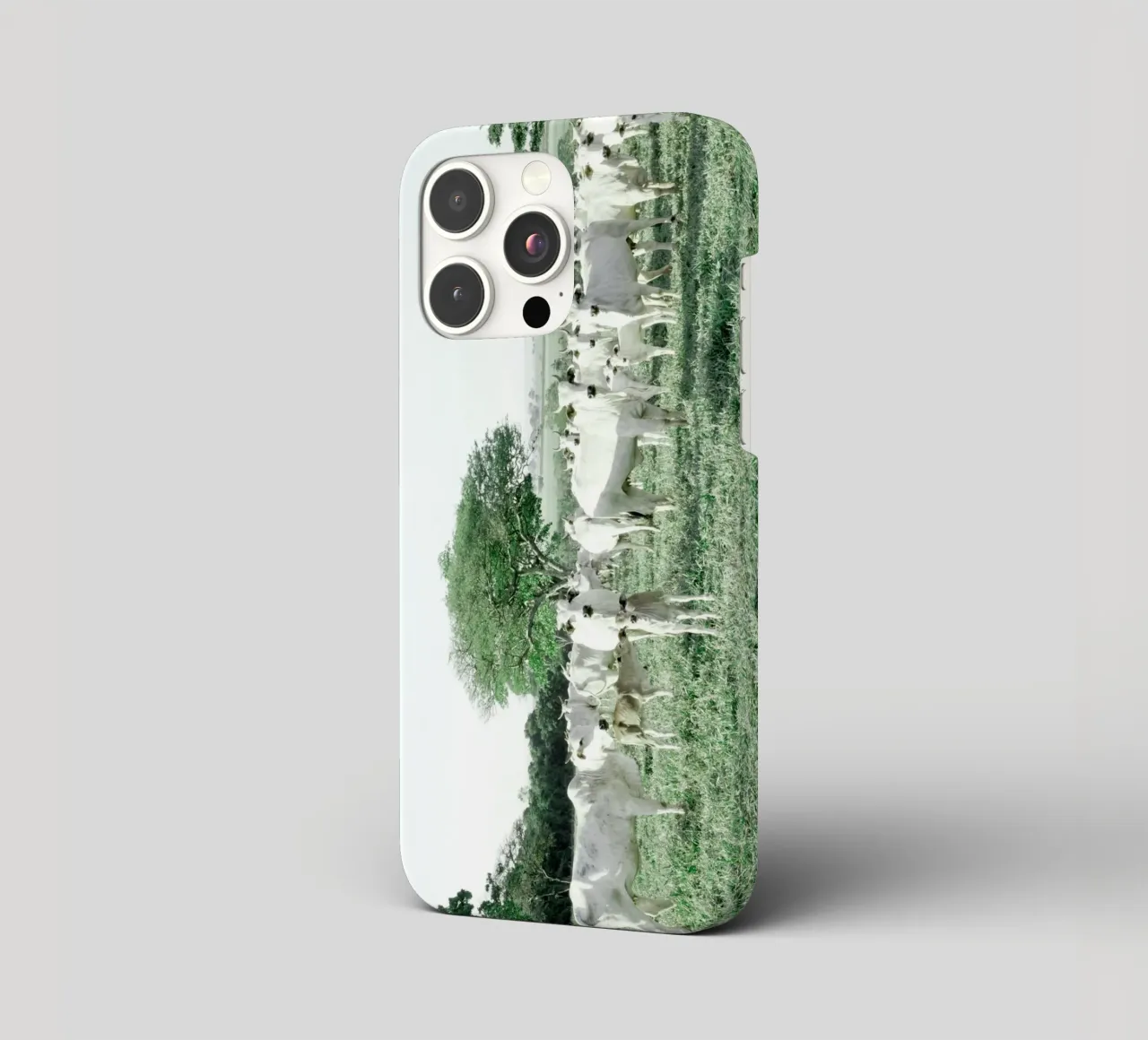 Mucche bianche in un campo verde cover iphone da KISSA STUDIO