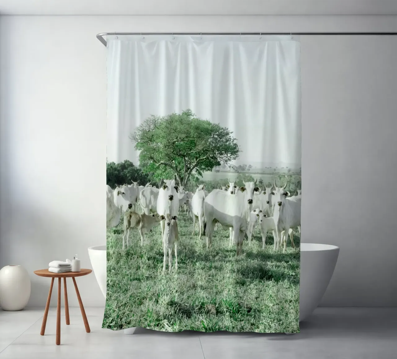 Mucche bianche in un campo verde tenda da doccia da KISSA STUDIO