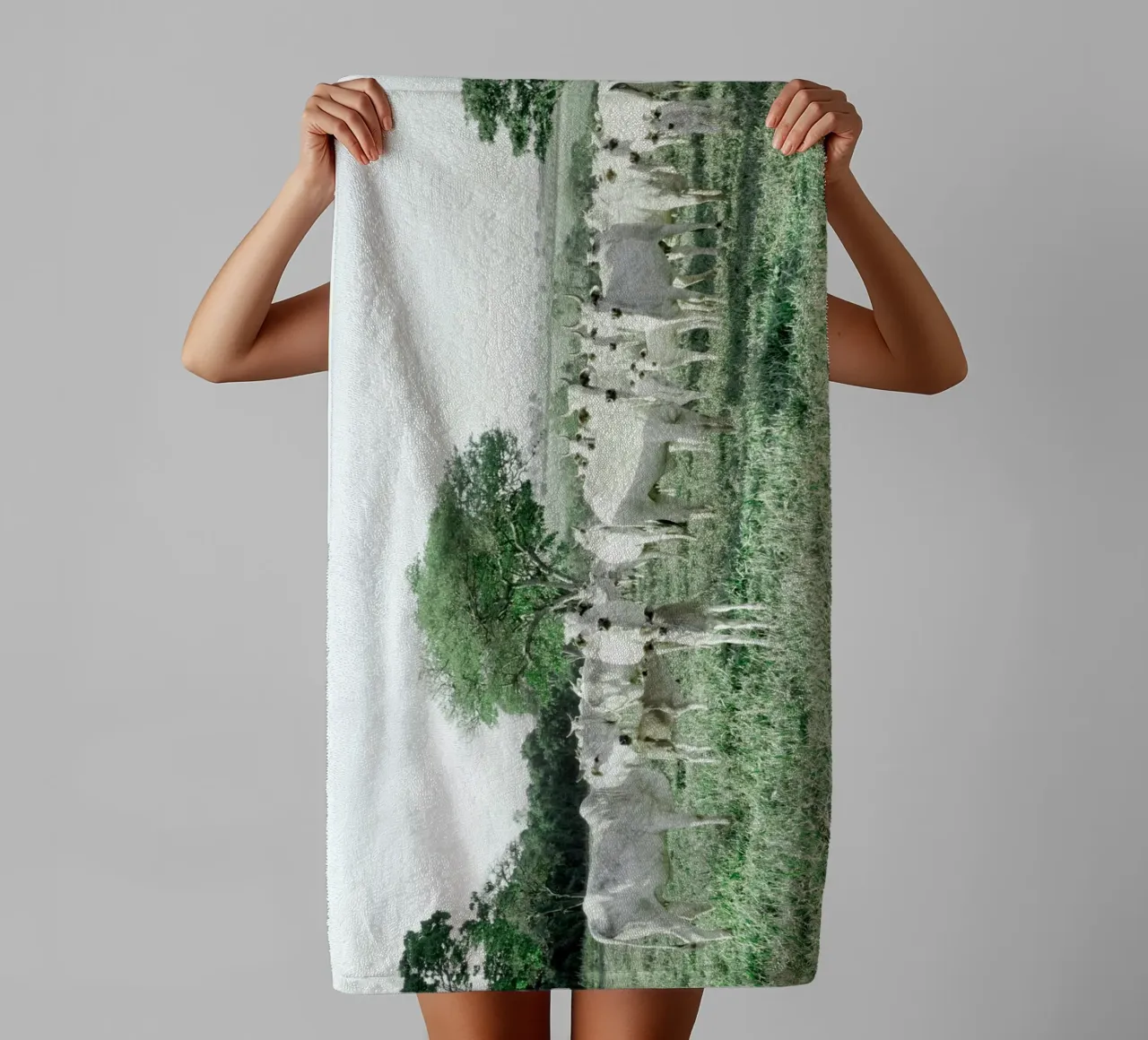 Vaches blanches dans un champ vert serviette de bain de KISSA STUDIO