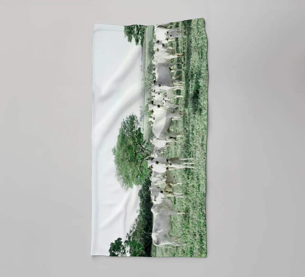 Vaches blanches dans un champ vert serviette de bain de KISSA STUDIO