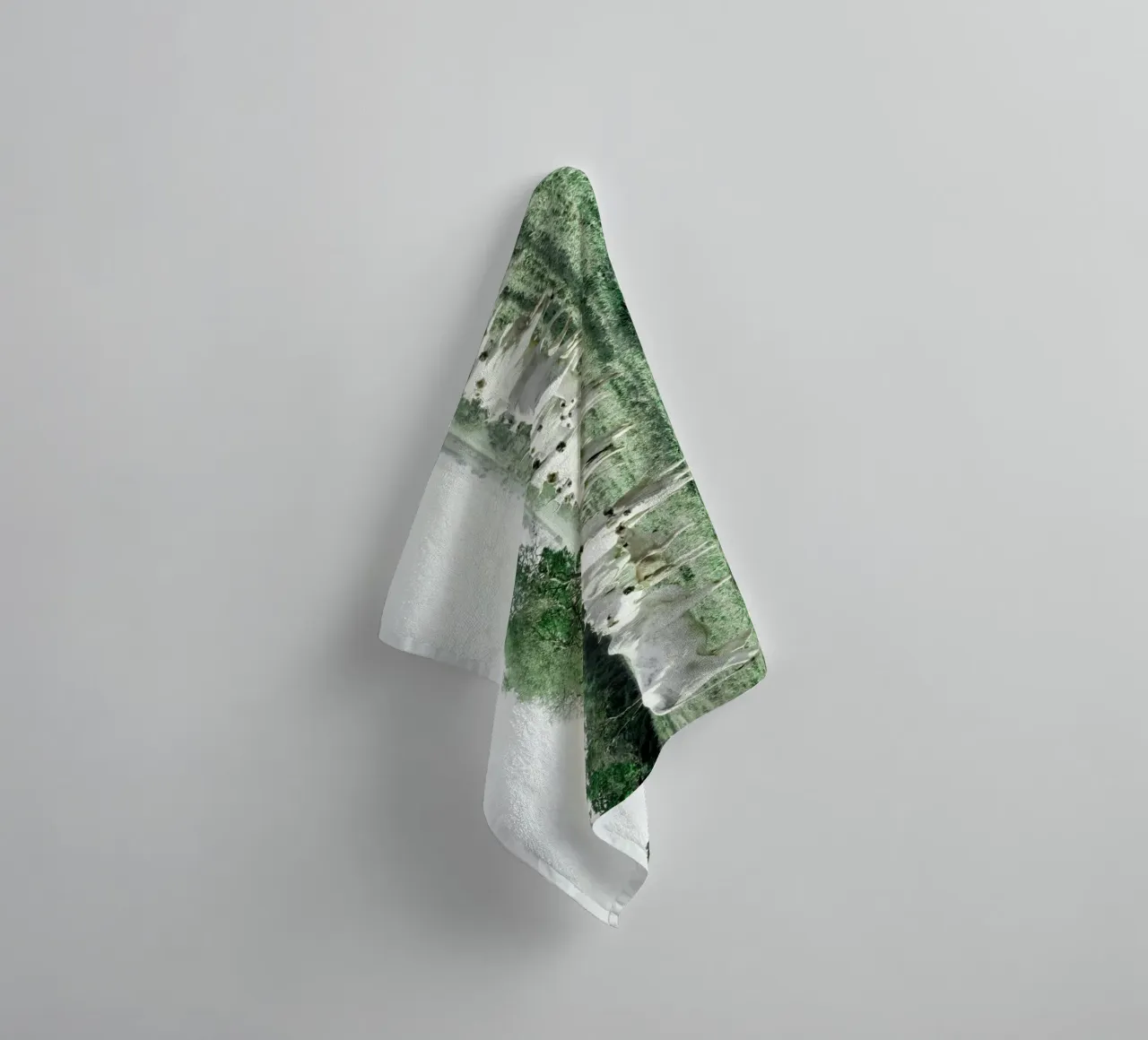 Vaches blanches dans un champ vert serviette de bain de KISSA STUDIO
