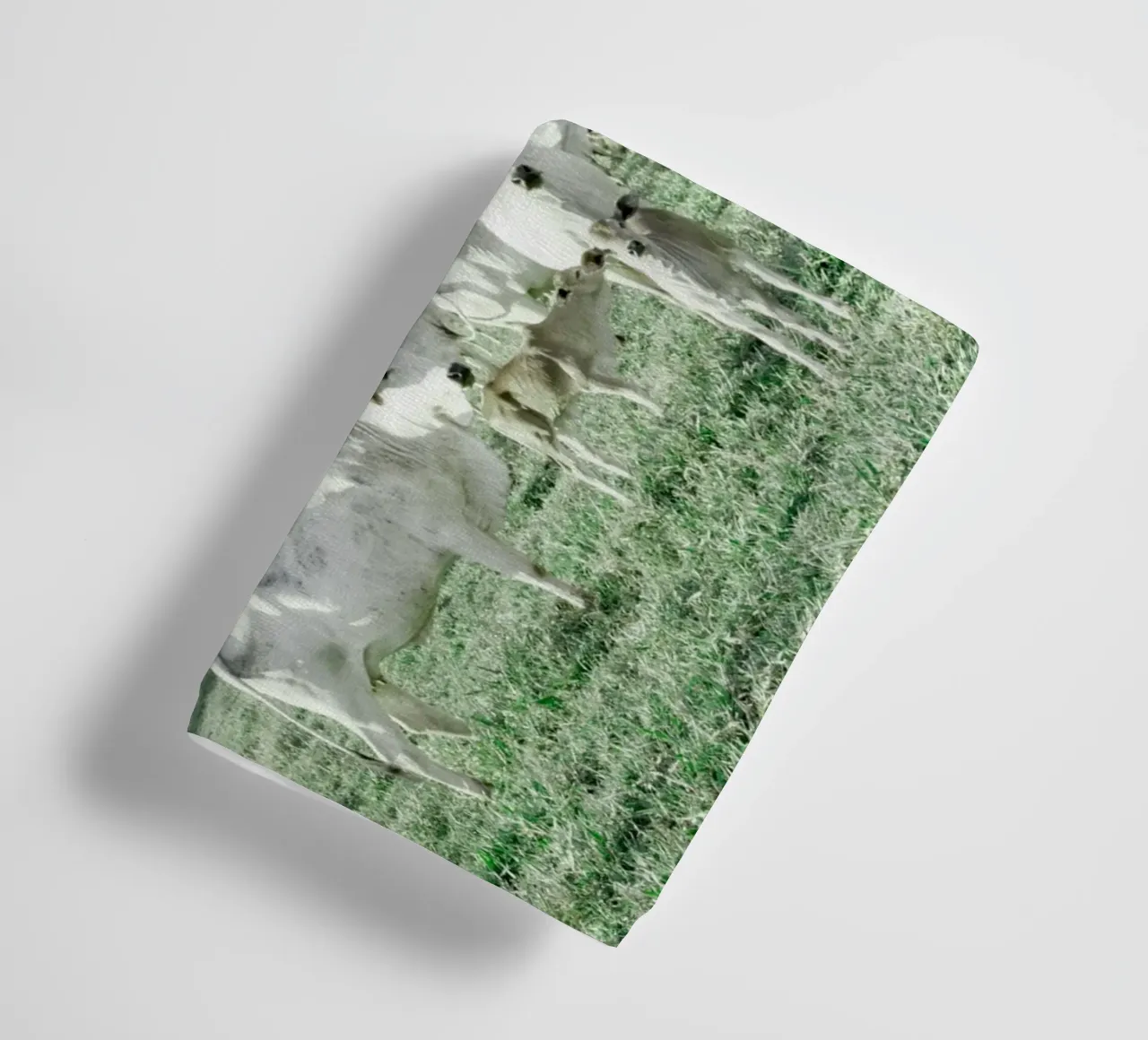 Mucche bianche in un campo verde asciugamano da bagno da KISSA STUDIO