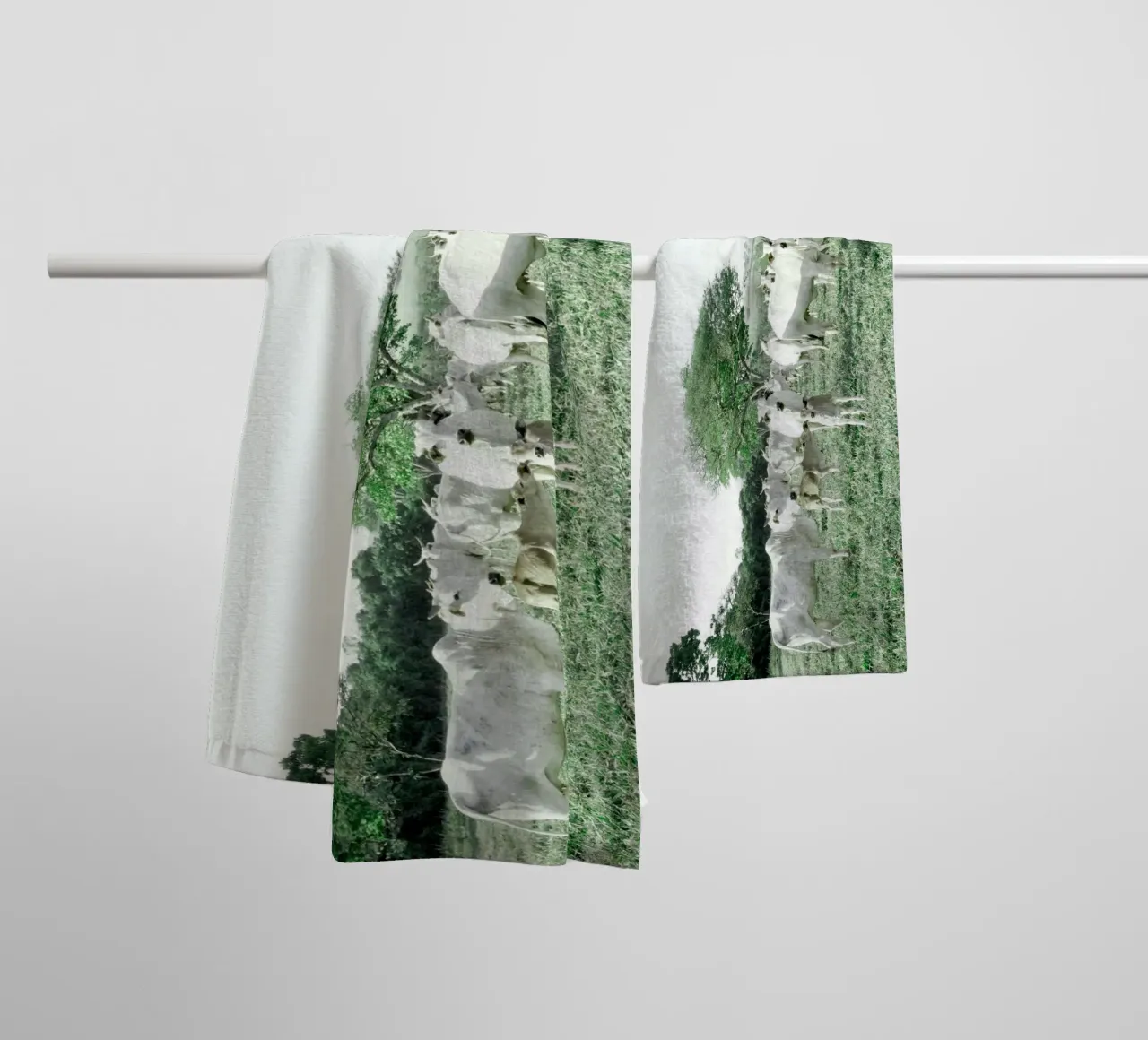 Mucche bianche in un campo verde asciugamano da bagno da KISSA STUDIO