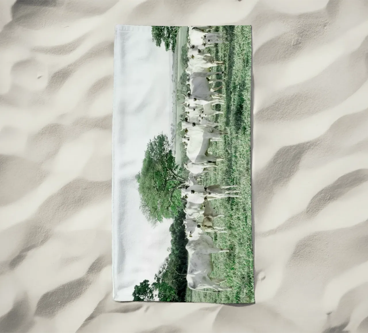 Mucche bianche in un campo verde telo mare da KISSA STUDIO