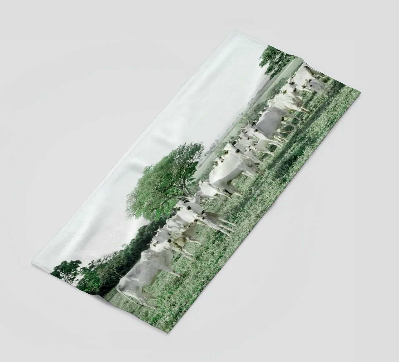 Mucche bianche in un campo verde telo mare da KISSA STUDIO