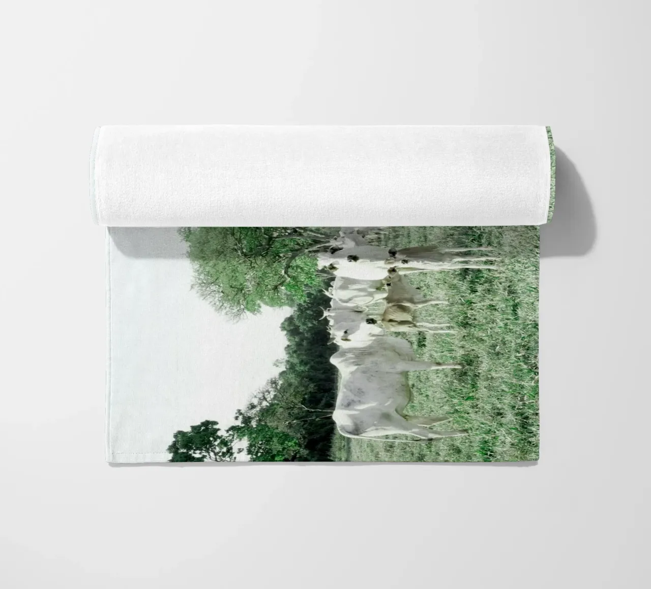 Mucche bianche in un campo verde telo mare da KISSA STUDIO