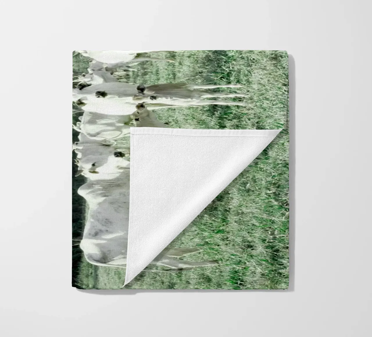 Mucche bianche in un campo verde telo mare da KISSA STUDIO