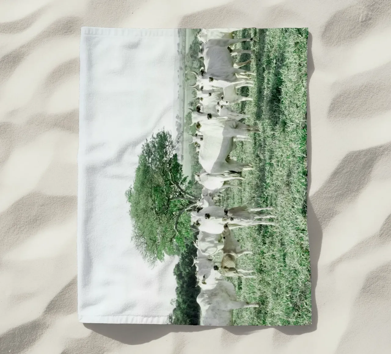 Mucche bianche in un campo verde telo mare da KISSA STUDIO