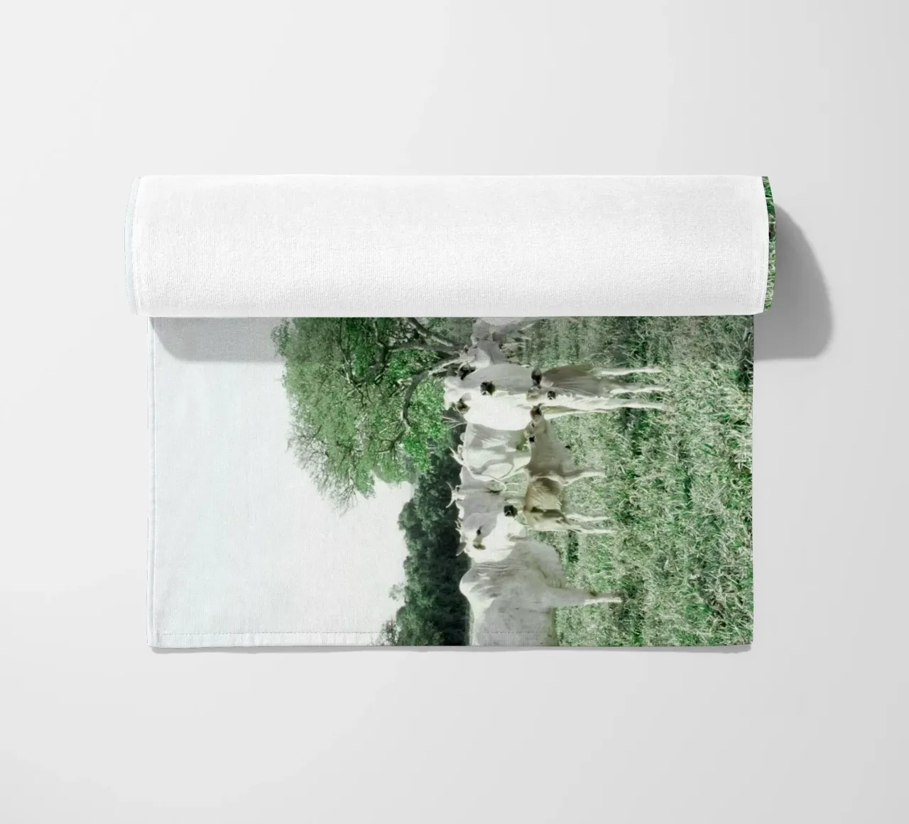 Mucche bianche in un campo verde telo mare da KISSA STUDIO