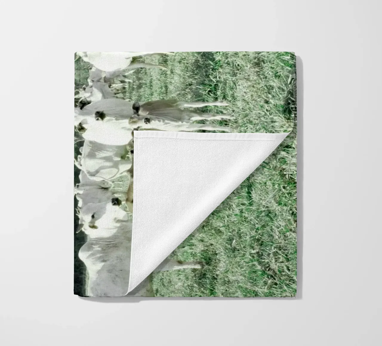 Mucche bianche in un campo verde telo mare da KISSA STUDIO