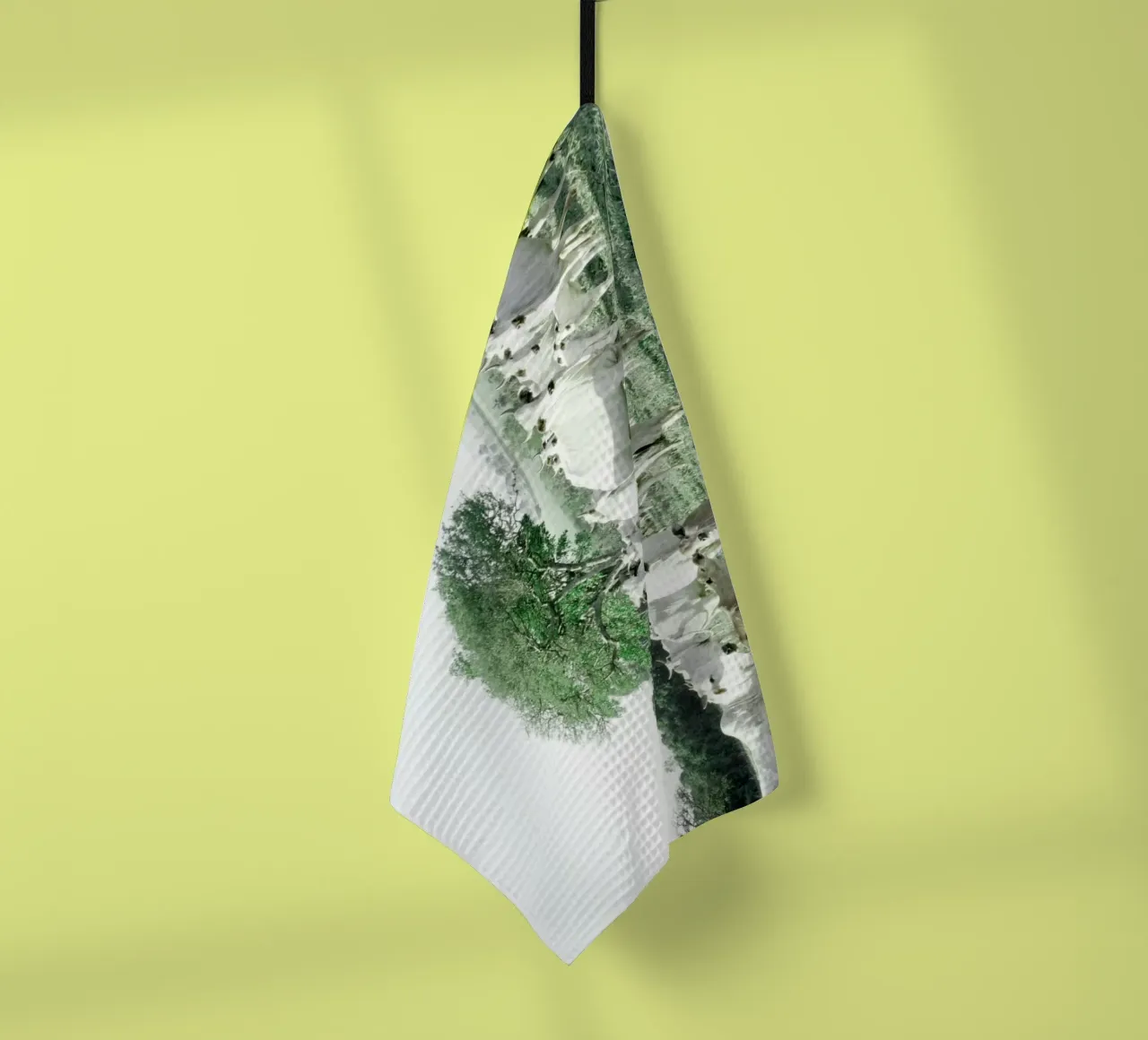 Vaches blanches dans un champ vert torchon de KISSA STUDIO