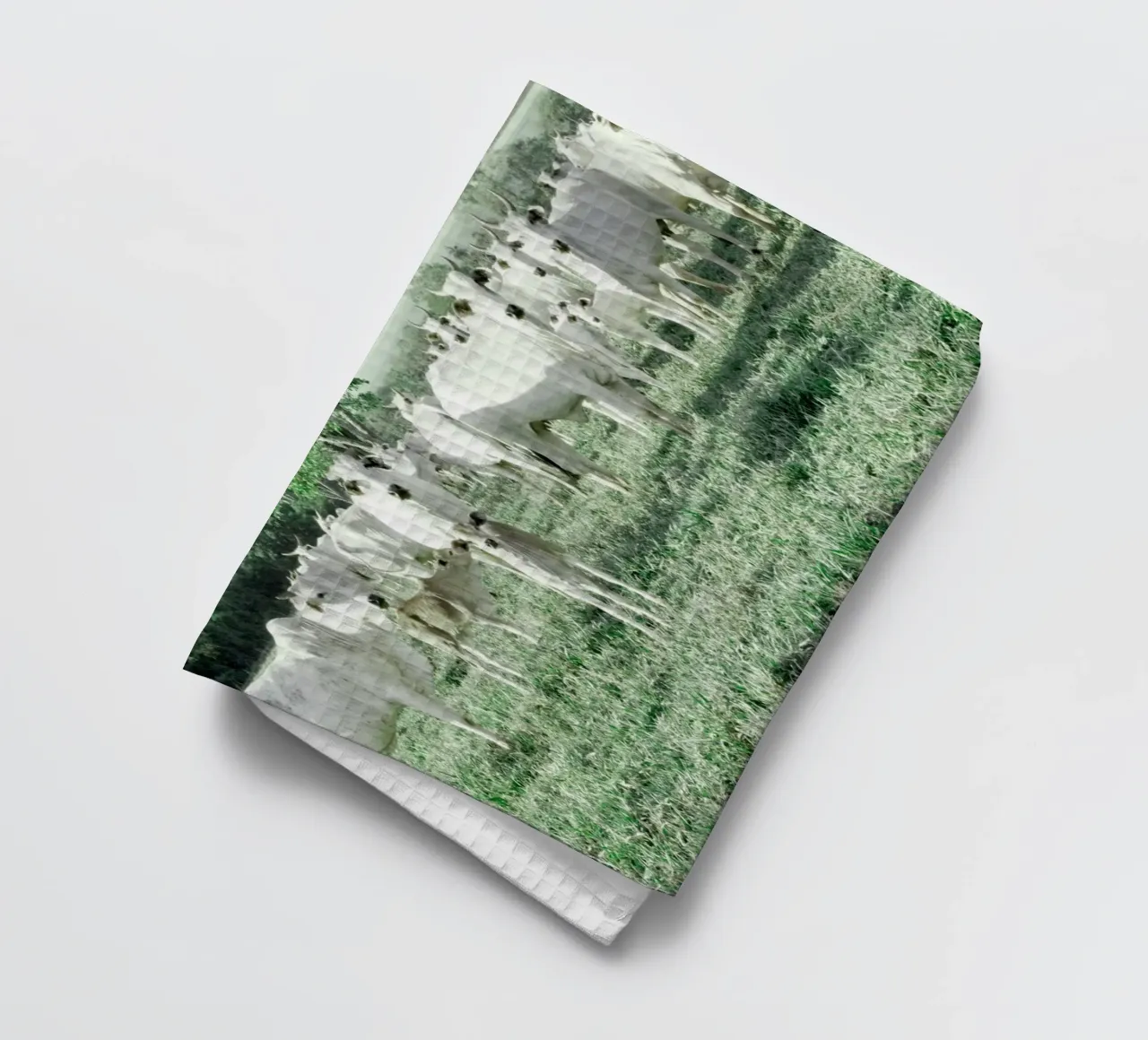 Vaches blanches dans un champ vert torchon de KISSA STUDIO