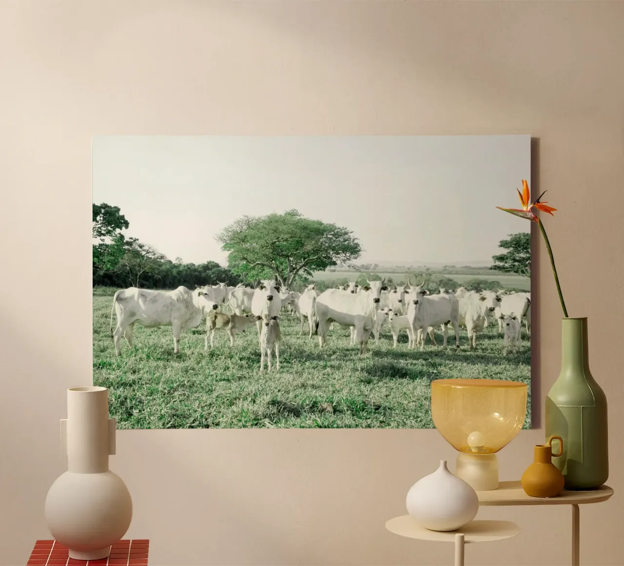 Mucche bianche in un campo verde tela da KISSA STUDIO