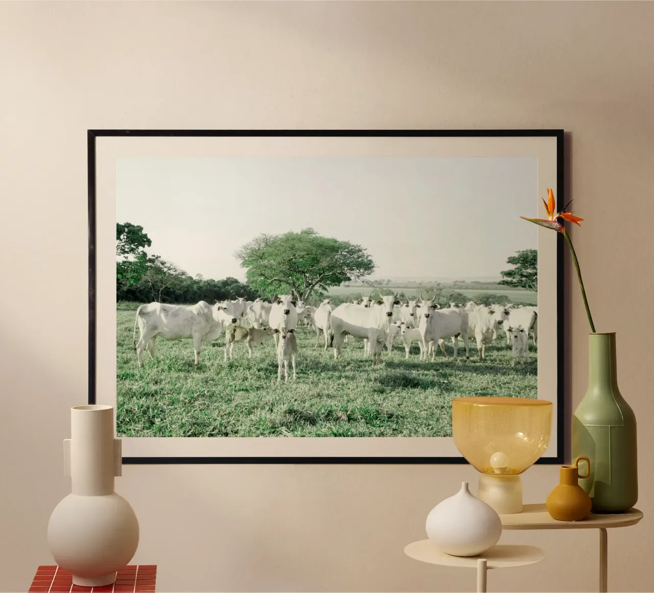 Mucche bianche in un campo verde carta hahnemühle da KISSA STUDIO