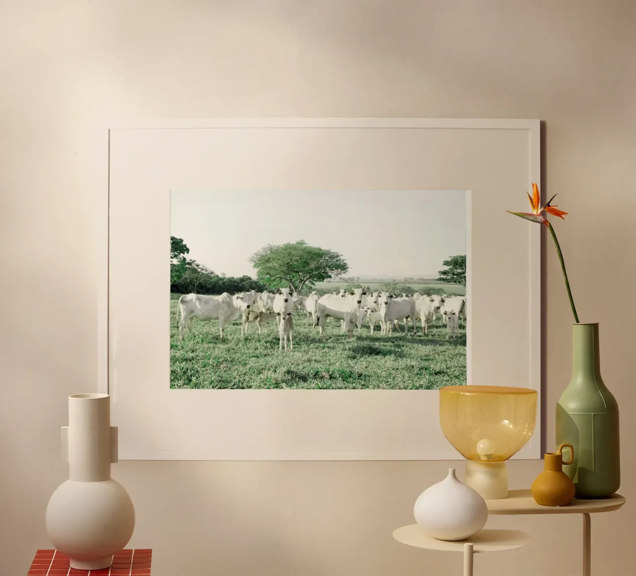 Mucche bianche in un campo verde carta hahnemühle da KISSA STUDIO