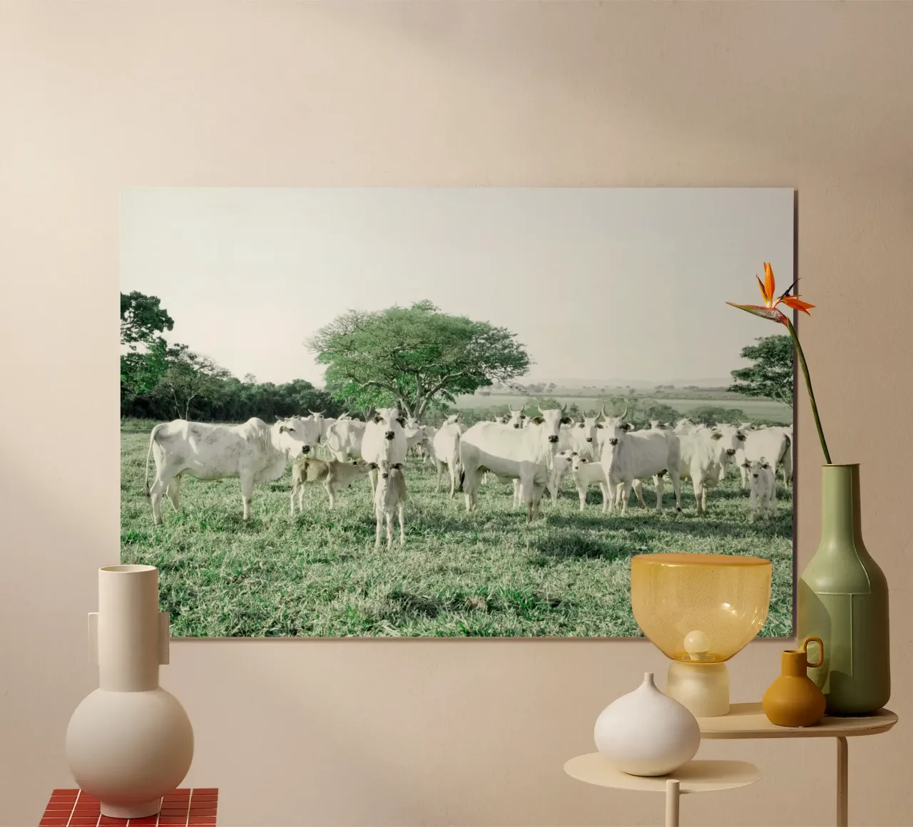 Mucche bianche in un campo verde carta hahnemühle da KISSA STUDIO
