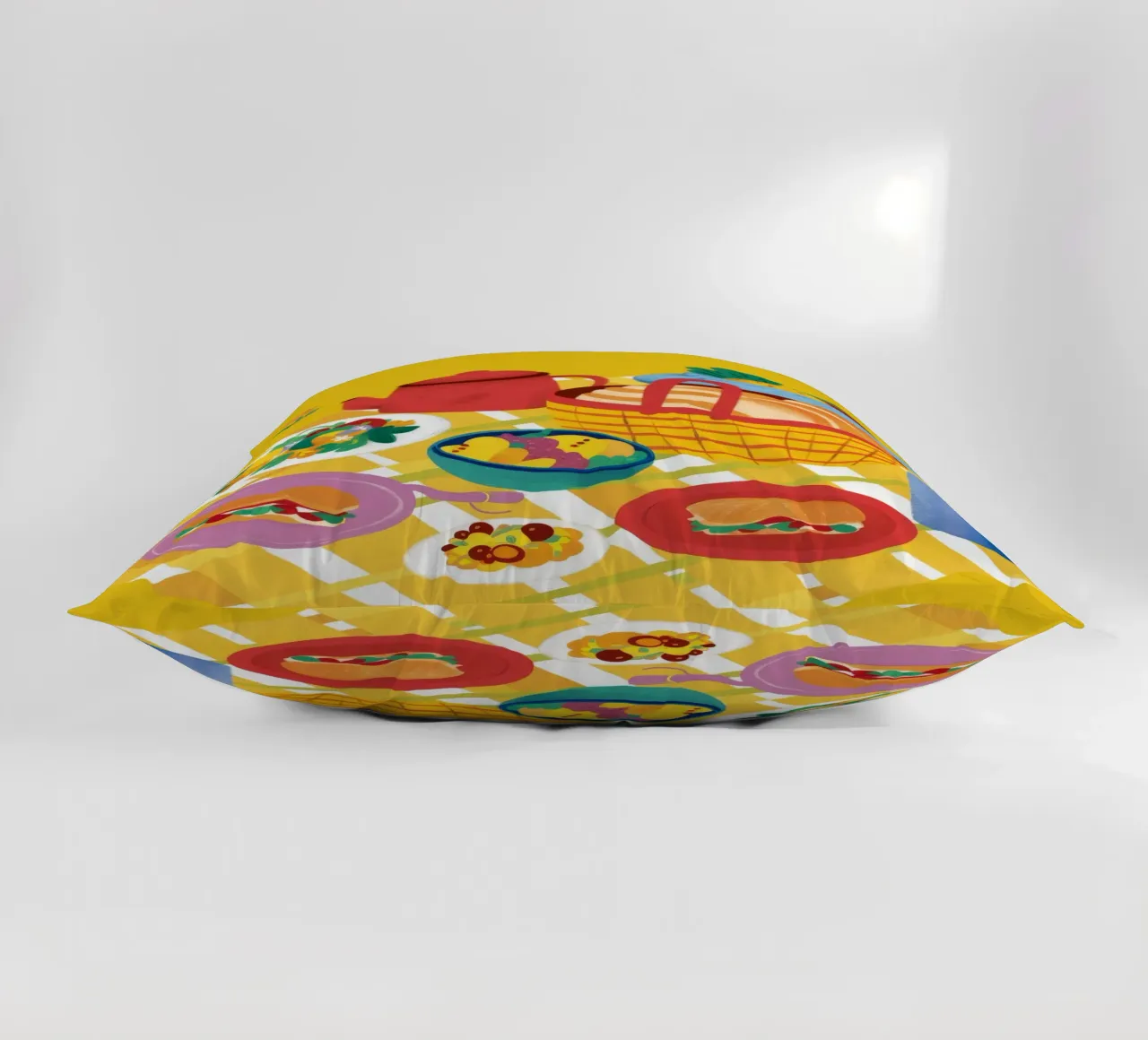 Red Teapot Picnic cuscino da Muse Artworks