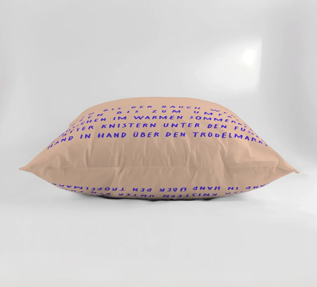 Lachen.Tanzen.Knutschen..Hand in Hand. cuscino da FRICKE DESIGN