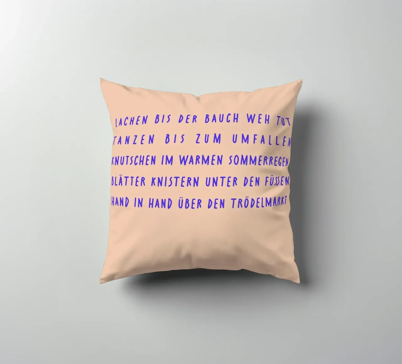 Lachen.Tanzen.Knutschen..Hand in Hand. cuscino da FRICKE DESIGN