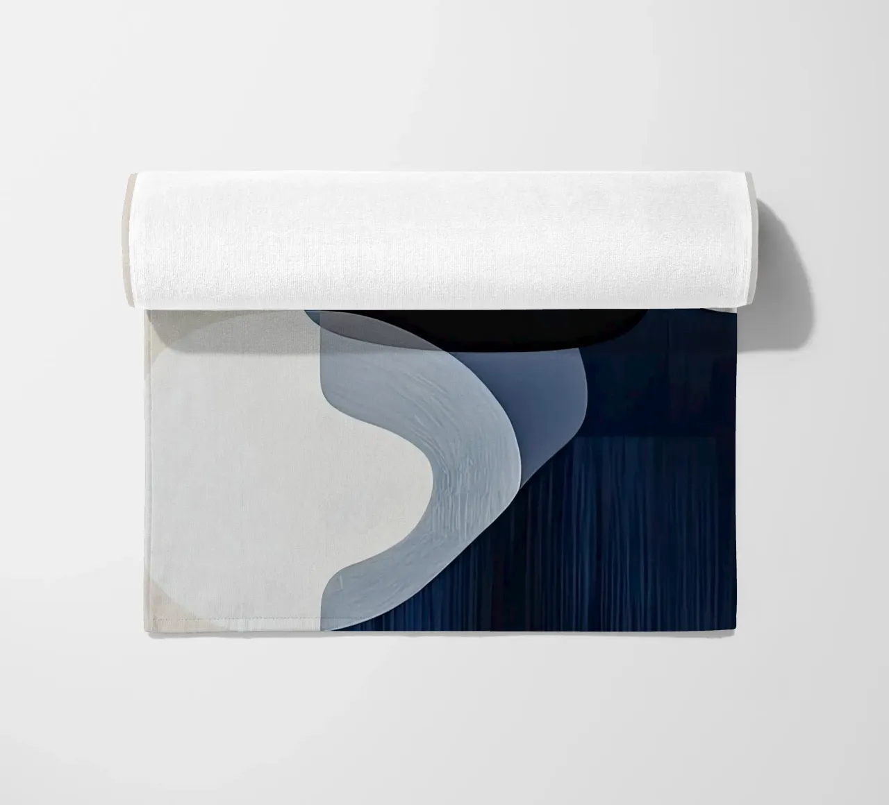 Forme audaci nere con accenti di corallo telo mare da Artbyvo