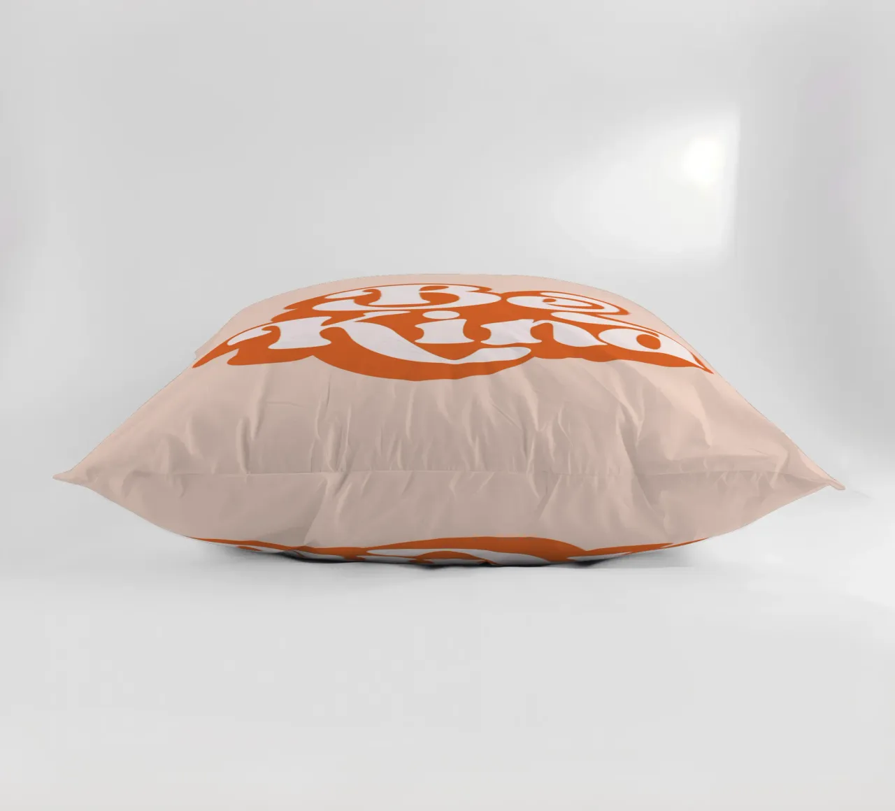 Design tipografico Be Kind cuscino da THE MOTIVATED TYPE