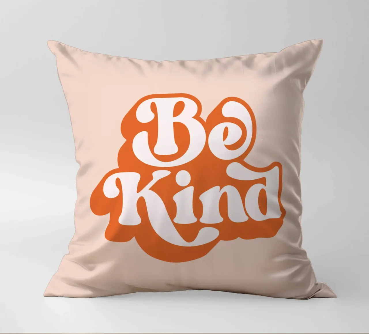 Design tipografico Be Kind cuscino da THE MOTIVATED TYPE