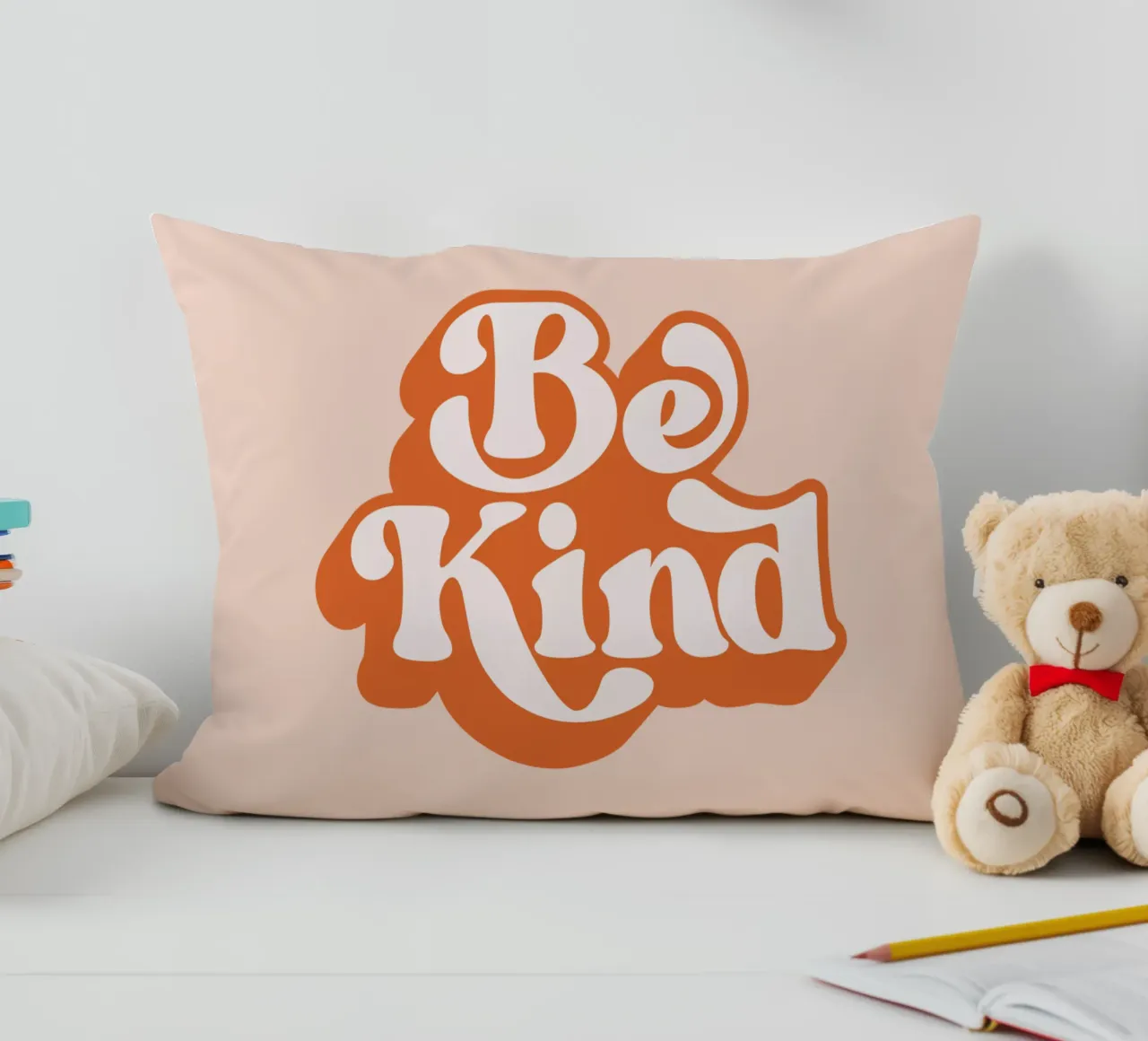 Design tipografico Be Kind cuscino da THE MOTIVATED TYPE