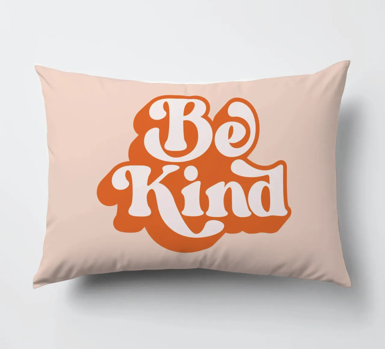 Design tipografico Be Kind cuscino da THE MOTIVATED TYPE