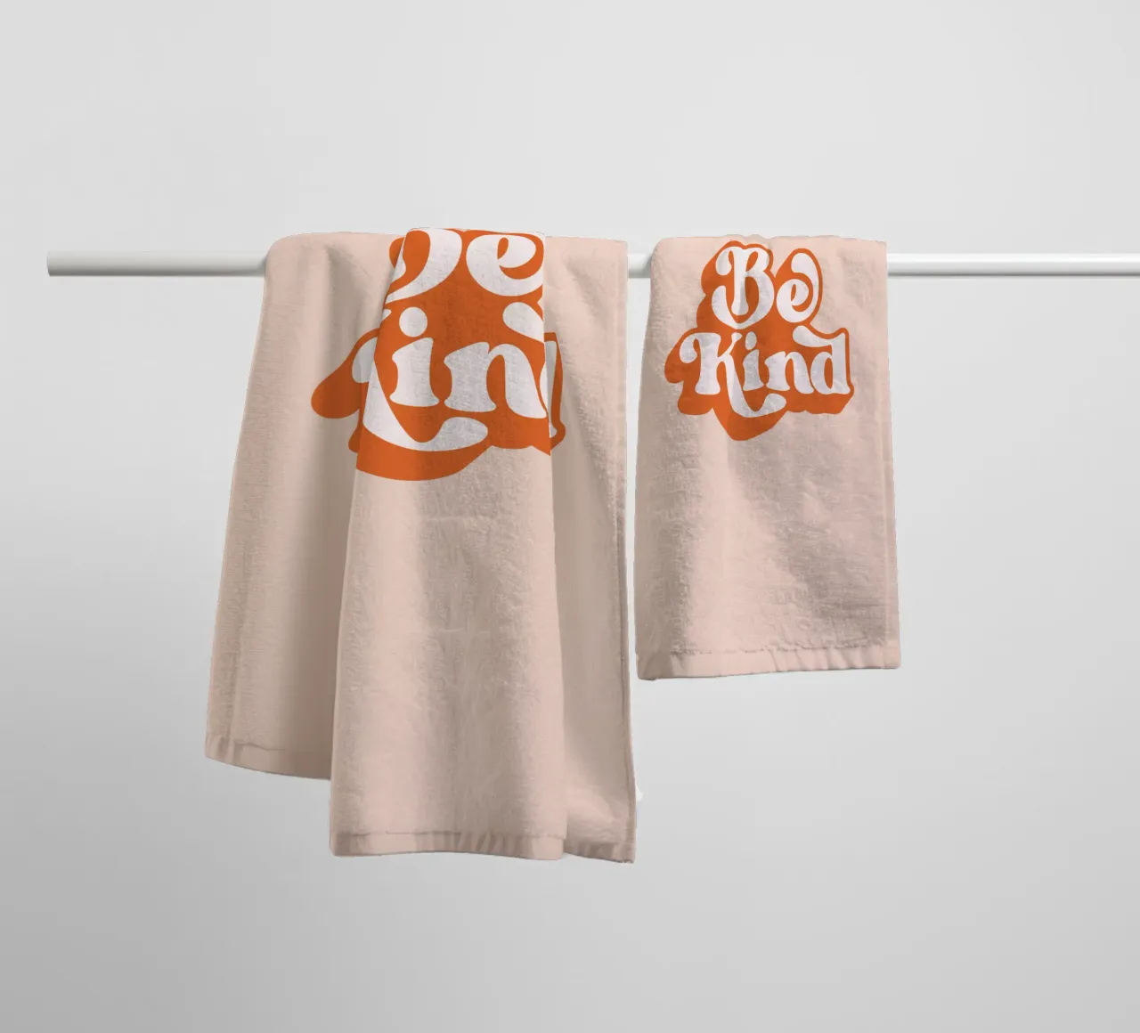 Design tipografico Be Kind asciugamano da bagno da THE MOTIVATED TYPE