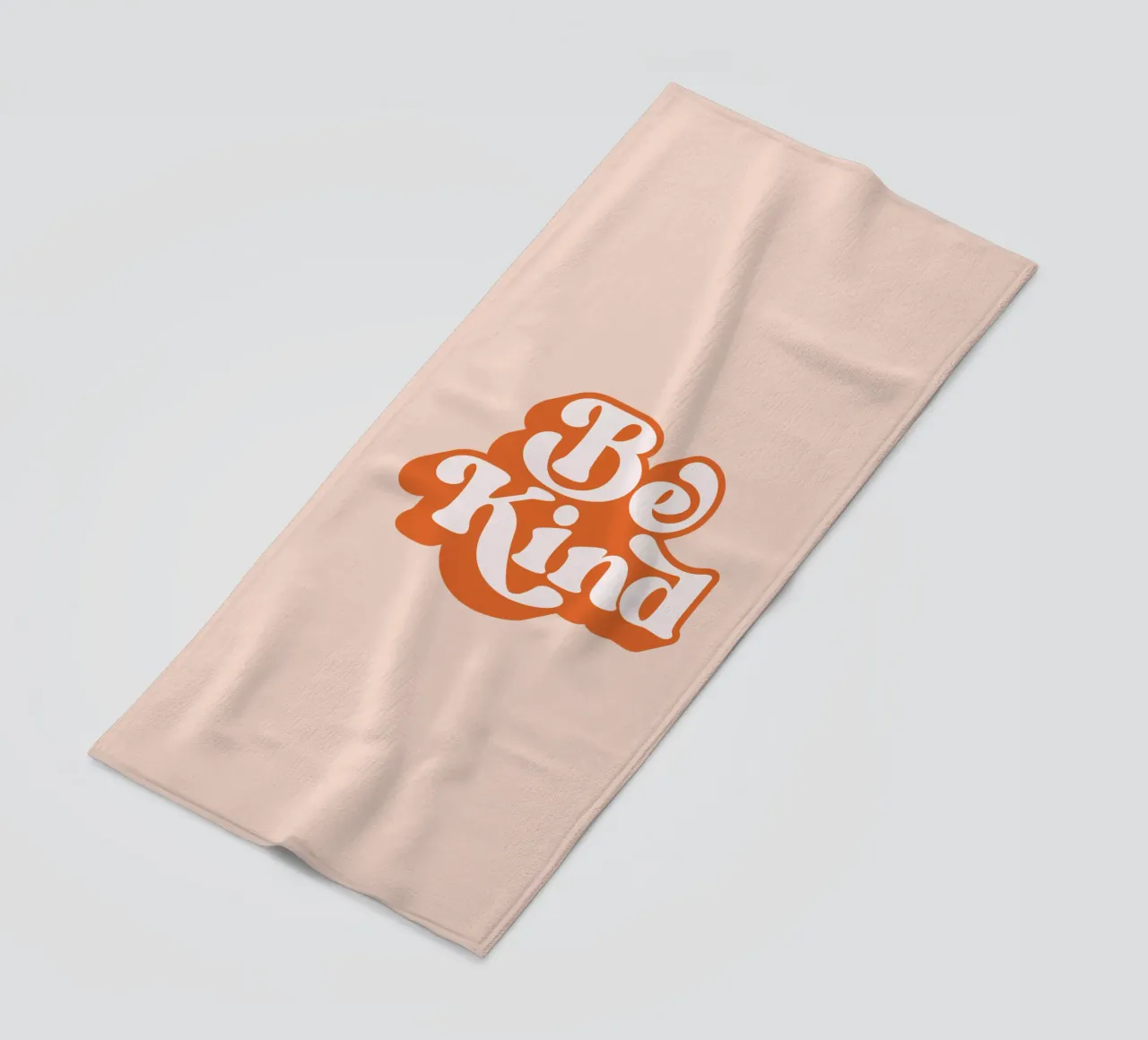 Design tipografico Be Kind telo mare da THE MOTIVATED TYPE
