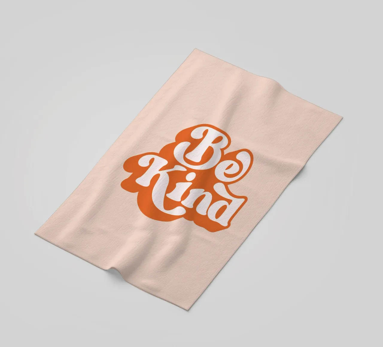 Design tipografico Be Kind telo mare da THE MOTIVATED TYPE
