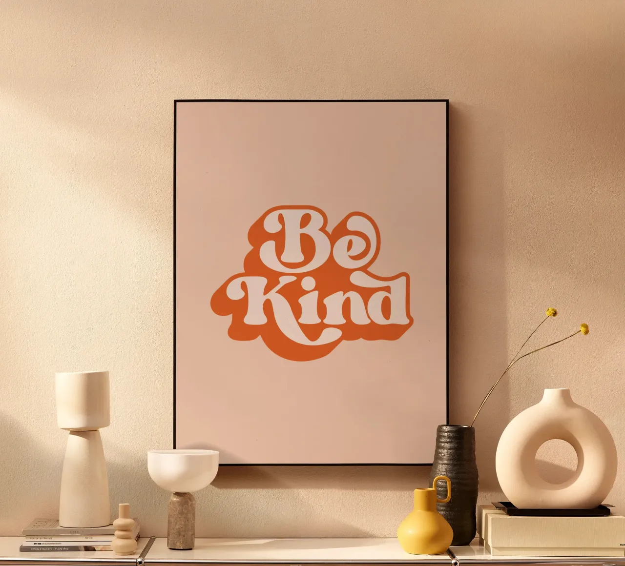 Design tipografico Be Kind plexiglass da THE MOTIVATED TYPE