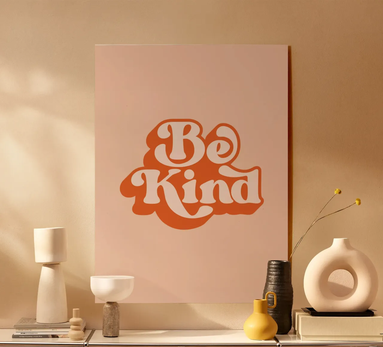 Design tipografico Be Kind plexiglass da THE MOTIVATED TYPE