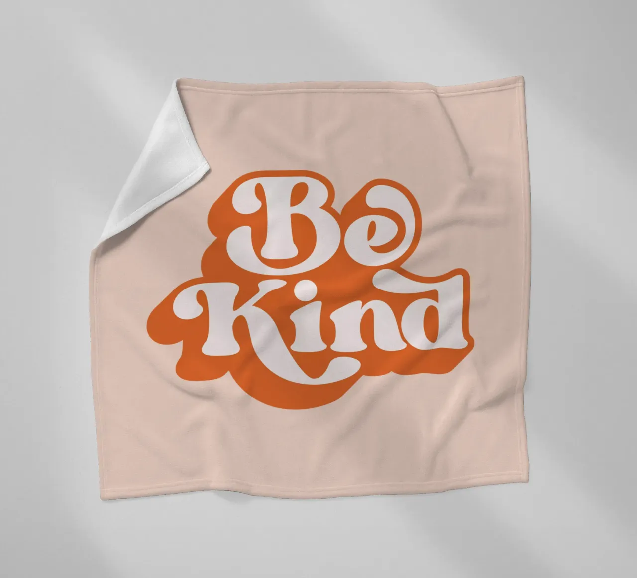 Design tipografico Be Kind coperta in pile da THE MOTIVATED TYPE