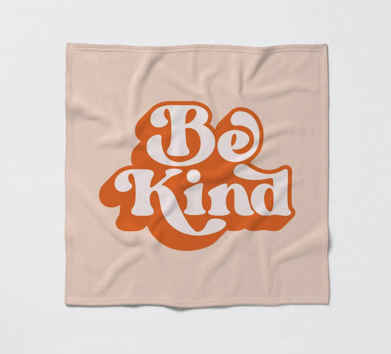 Design tipografico Be Kind coperta in pile da THE MOTIVATED TYPE