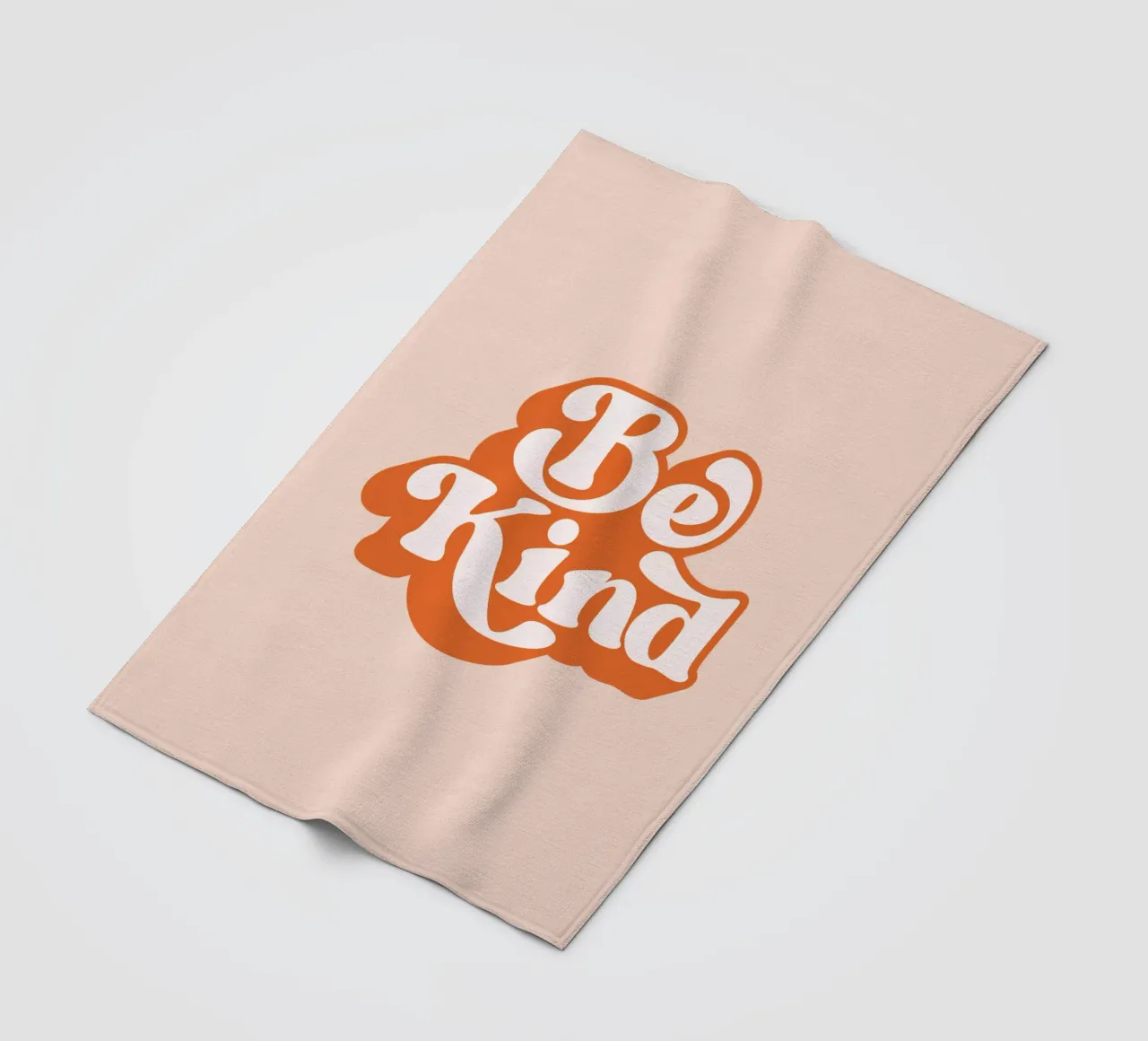 Design tipografico Be Kind coperta in pile da THE MOTIVATED TYPE
